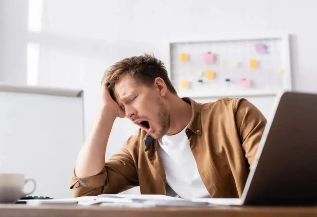 چرا بیش از حد احساس خواب‌آلودگی می‌کنیم؟