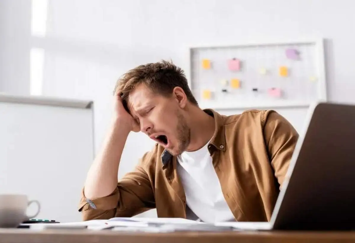 چرا بیش از حد احساس خوابآلودگی میکنیم؟