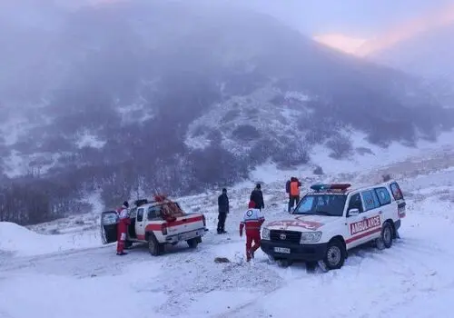 لحظه دلهره آور افتادن کوهنورد از صخره های یخ زده+ فیلم