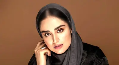 قاب جدیدی  از هانیه غلامی در کافه ای سنتی با شعر شمس 