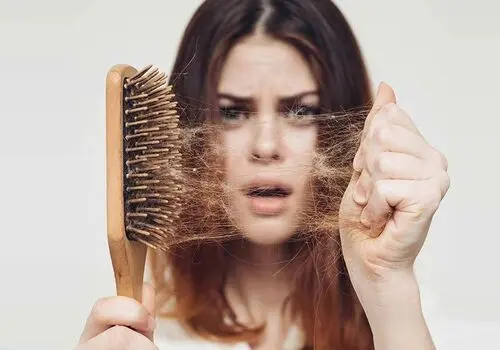 آیا شامپو می‌تواند جلوی ریزش موها را بگیرد؟