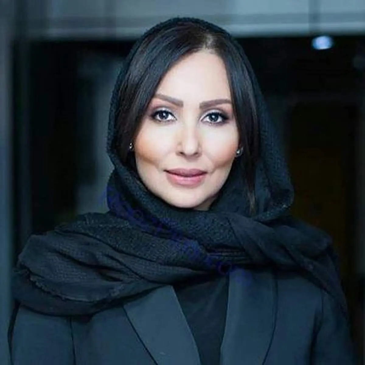 استایل پرستو صالحی با مانتوی اپل دار و مدل موی اوشینی