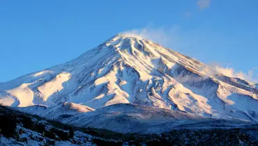 نمایی فوق العاده از محاصره قله دماوند توسط ابرها + فیلم