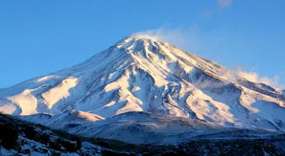 نمایی فوق العاده از محاصره قله دماوند توسط ابرها + فیلم