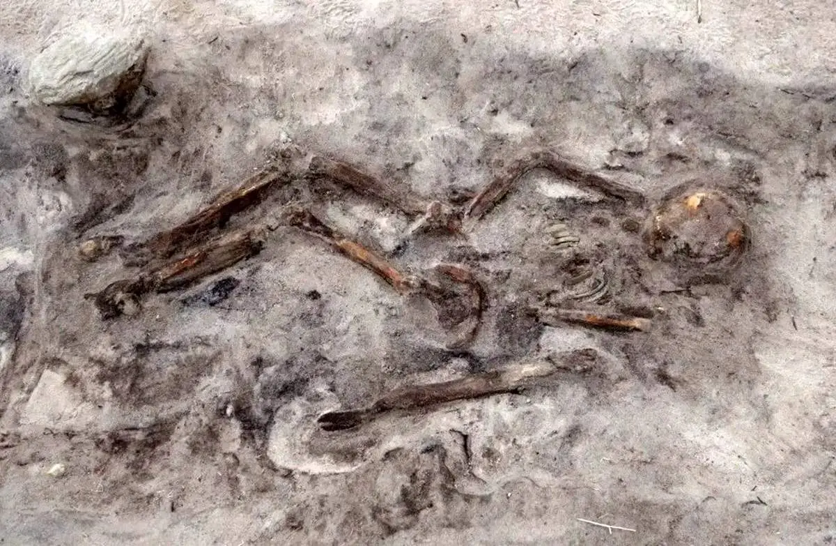 کشف مقبره ۱۱۰۰ ساله زن و سگش در قایق + عکس