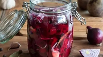 طرز تهیه ترشی پیاز و لبو؛ یک ترشی خوشرنگ و پاییزی