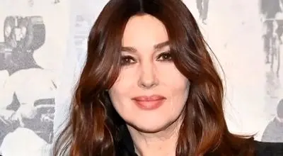 «مونیکا بلوچی» به همراه دوستش و پس از صرف ناهار در نیویورک؛ سال 1382