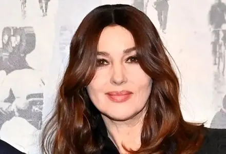 «مونیکا بلوچی» به همراه دوستش و پس از صرف ناهار در نیویورک؛ سال 1382