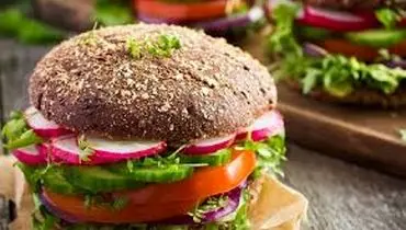 برگر مرغ رژیمی؛ انتخابی سبک برای وعده‌های ناهار و شام
