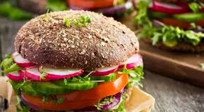 برگر مرغ رژیمی؛ انتخابی سبک برای وعده‌های ناهار و شام
