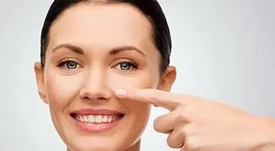 جوش‌های روی بینی از کجا می‌آیند؟ علت‌های شایع و درمان خانگی