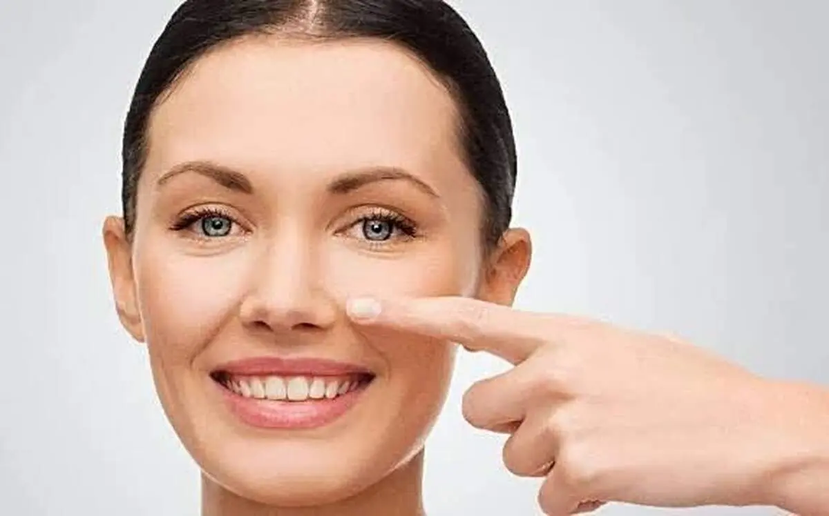 جوش‌های روی بینی از کجا می‌آیند؟ علت‌های شایع و درمان خانگی