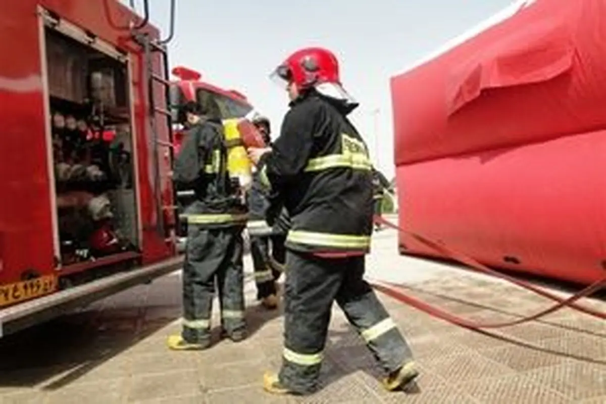 عکس حاشیهساز از یک آتشنشان در حمله به تهران