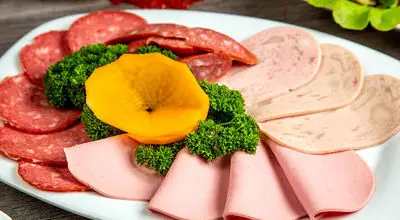 تفاوت ژامبون و کالباس و بیکن؛ کدام بهتر است؟