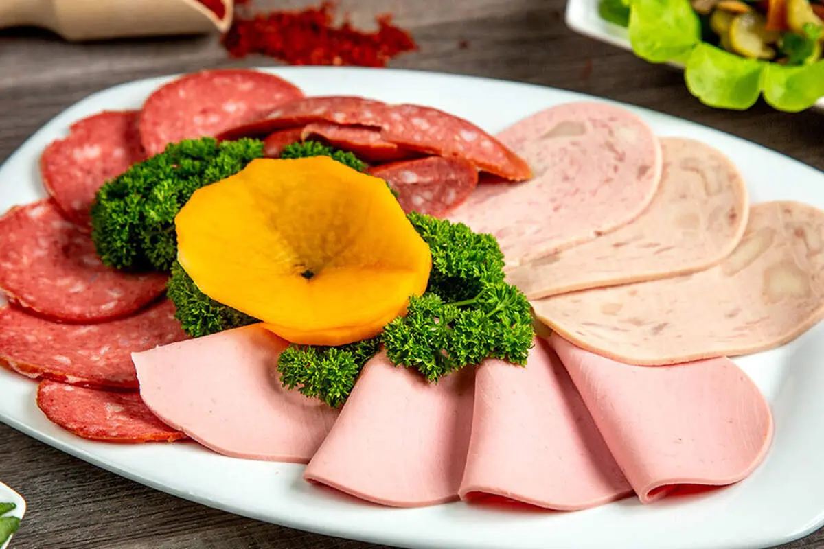 تفاوت ژامبون و کالباس و بیکن؛ کدام بهتر است؟