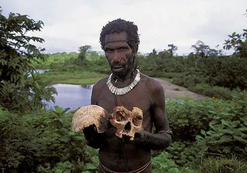 رکورد آدم خواری جهان در دستان این رئیس قبیله است + عکس / روش عجیب  و هولناک بدنام ترین آدم خوار جهان برای ثبت قربانی ها