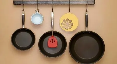 آویزان کردن قابلمه و ماهی‌تابه برای نظم در آشپزخانه‌های کوچک