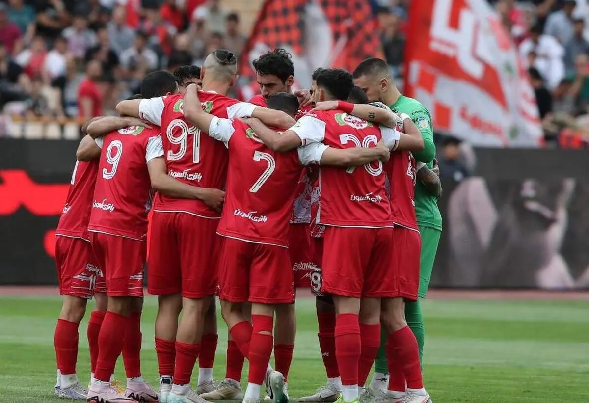 لحظه خروج بازیکنان پرسپولیس از میان هواداران + فیلم