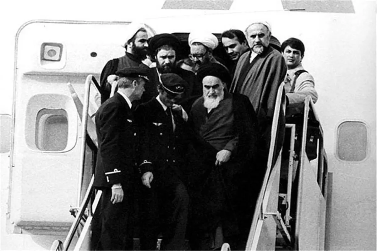 اشک های آیت الله خامنه ای در روز ورود امام خمینی به ایران