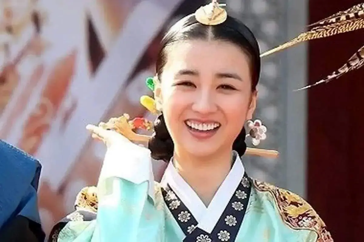 نگاهی به چهره معصوم و ۱۸ سالگی «پارک ها سان» در اولین سریال کارنامه‌اش / سفر در زمان با ملکه اینهیون