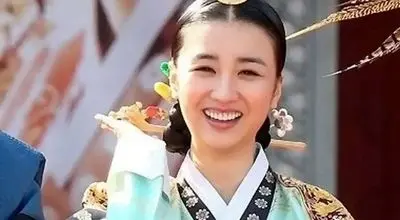 نگاهی به چهره معصوم و ۱۸ سالگی «پارک ها سان» در اولین سریال کارنامه‌اش / سفر در زمان با ملکه اینهیون