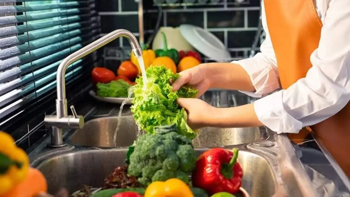 چرا نباید میوه‌ها را با مایع ظرفشویی بشورید؟