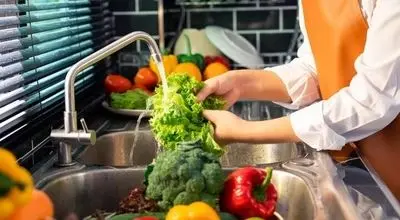چرا نباید میوه‌ها را با مایع ظرفشویی بشورید؟
