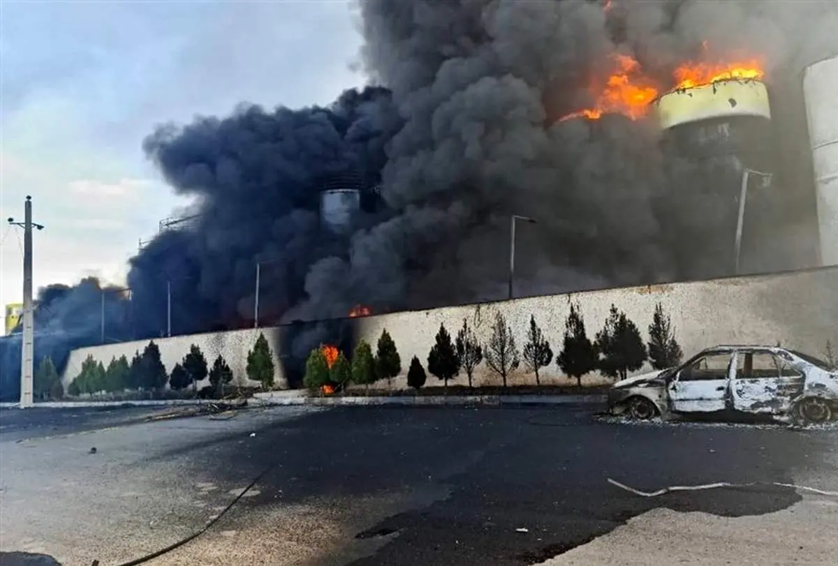 آتشسوزی مهیب یک کارخانه لاستیکسازی در غرب تهران؛ مصدومیت ۵۰ نفر تا این لحظه