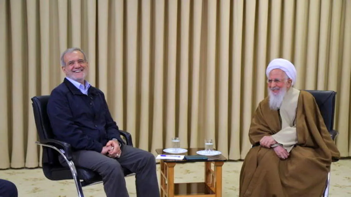 اطلاعیه دفتر آیتالله جوادی آملی درباره حواشی نحوه دست دادن با پزشکیان