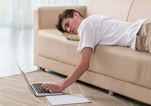 چرا نشستن طولانی سلامت شما را تهدید می‌کند؟