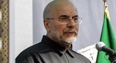 «محمدباقر قالیباف» در حال توضیح نقشۀ عملیات؛ دهه 60