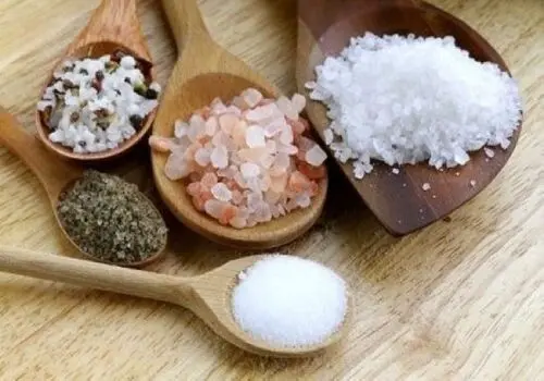 این ۸ ماده خوراکی را جایگزین نمک کنید