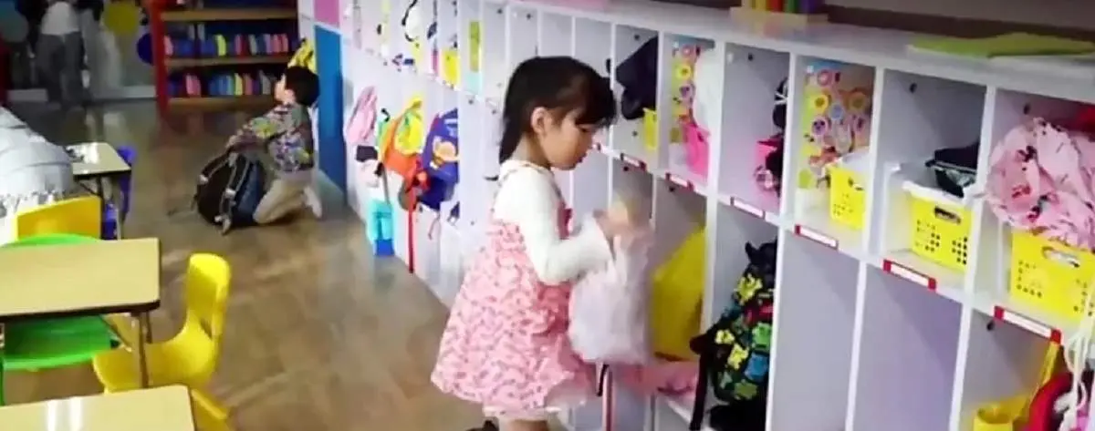 دوربین مدار بسته دست دزد کفش های مهدکودک ژاپنی را رو کرد + فیلم
