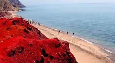 غارت خاک هرمز توسط گردشگران!