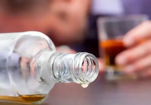 معاون وزیر بهداشت: میزان مصرف الکل در کشور بالاتر از حد مجاز است