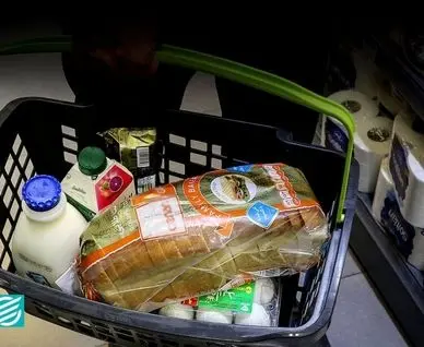 شوک ارزی چگونه سفره خانوارها را کوچک می‌کند؟ 