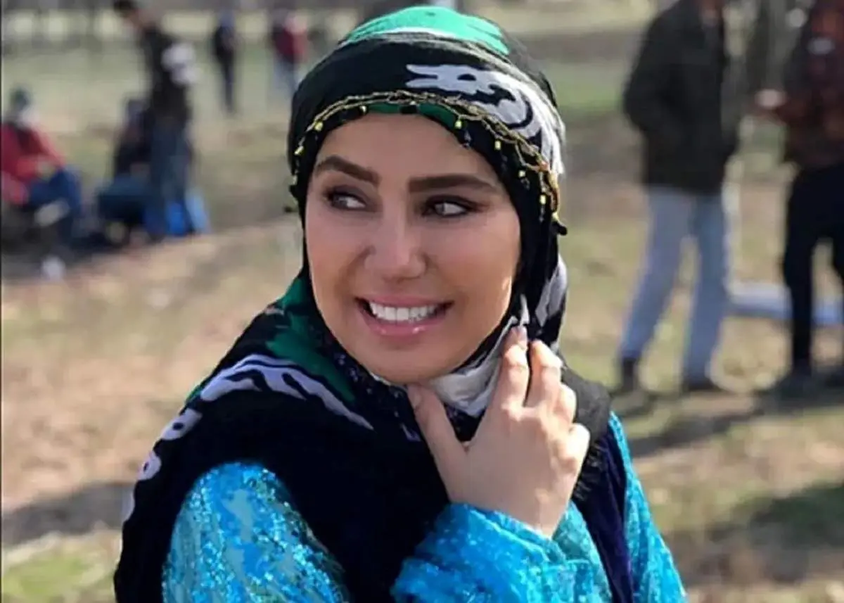 مرجان «نون خ» با یک تیپ شاد و رنگی جلب‌توجه کرد