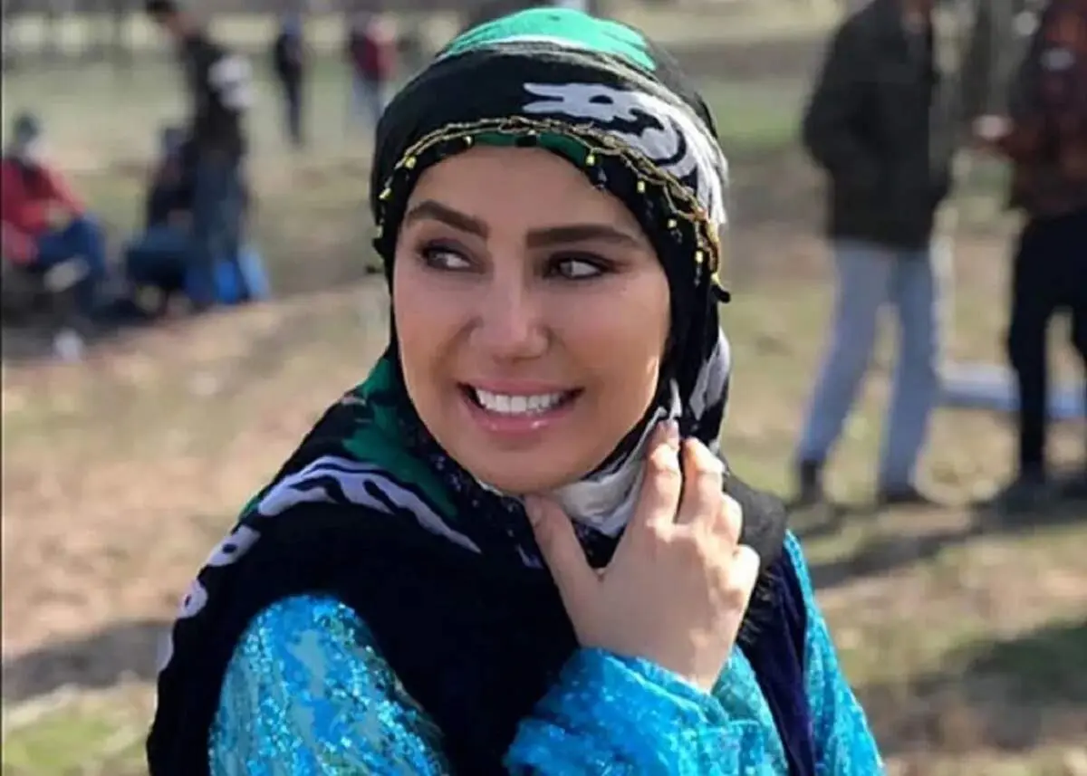 مرجان «نون خ» با یک تیپ شاد و رنگی جلب‌توجه کرد