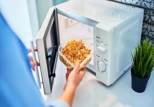 کدام ظروف برای گرم کردن غذا در مایکروویو مناسب است؟

