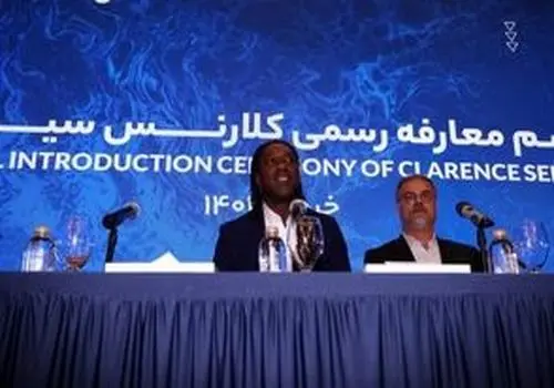 عکس سیدورف و همسر ایرانی اش با پیراهن استقلال