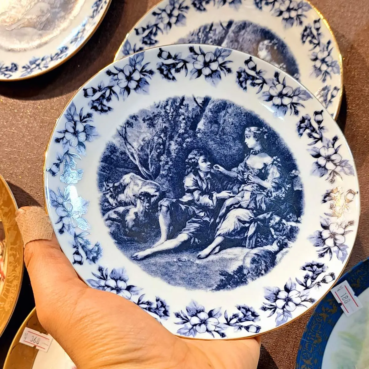 بشقاب ارزان، عتیقه گرانقیمت از آب درآمد/ راز نوشته‌های پشت بشقاب چه بود؟+ تصاویر
