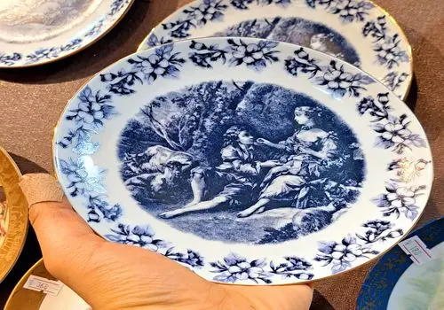 بشقاب ارزان، عتیقه گرانقیمت از آب درآمد/ راز نوشته‌های پشت بشقاب چه بود؟+ تصاویر
