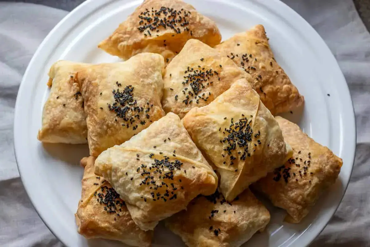 طرز تهیه اسنک خوشمزه با گوشت چرخ‌کرده و یوفکا

