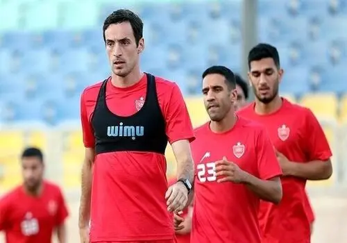سرمربی پرسپولیس در حال چیدن پازل قهرمانی/ پوستر تماشایی سرخپوشان+ عکس
