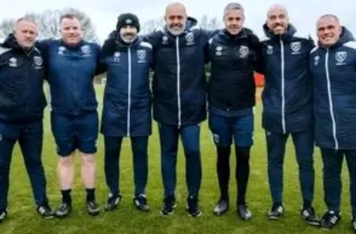 سرمربی تراکتور در لندن فرود آمد!