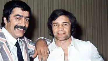 «رضا بیک ایمانوردی» در 53 سالگی در کنار پسرش «بختیار» در سواحل کالیفرنیا؛ دهۀ 60