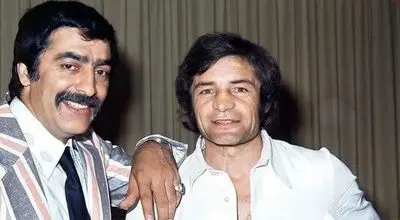 «رضا بیک ایمانوردی» در 53 سالگی در کنار پسرش «بختیار» در سواحل کالیفرنیا؛ دهۀ 60