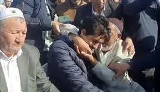 اشک ریختن فرهاد قائمی در آغوش پدر صابر کاظمی/ویدیو 