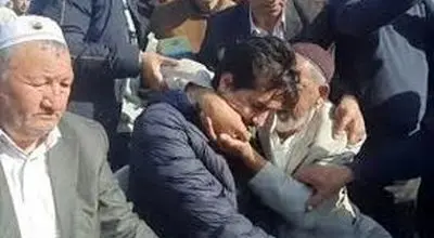 اشک ریختن فرهاد قائمی در آغوش پدر صابر کاظمی/ویدیو 