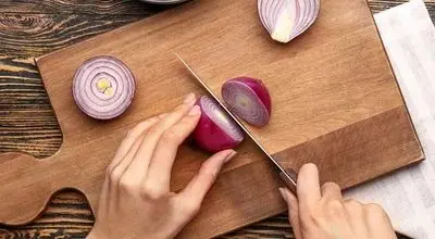 ترفند ساده برای جلوگیری از اشک هنگام خرد کردن پیاز